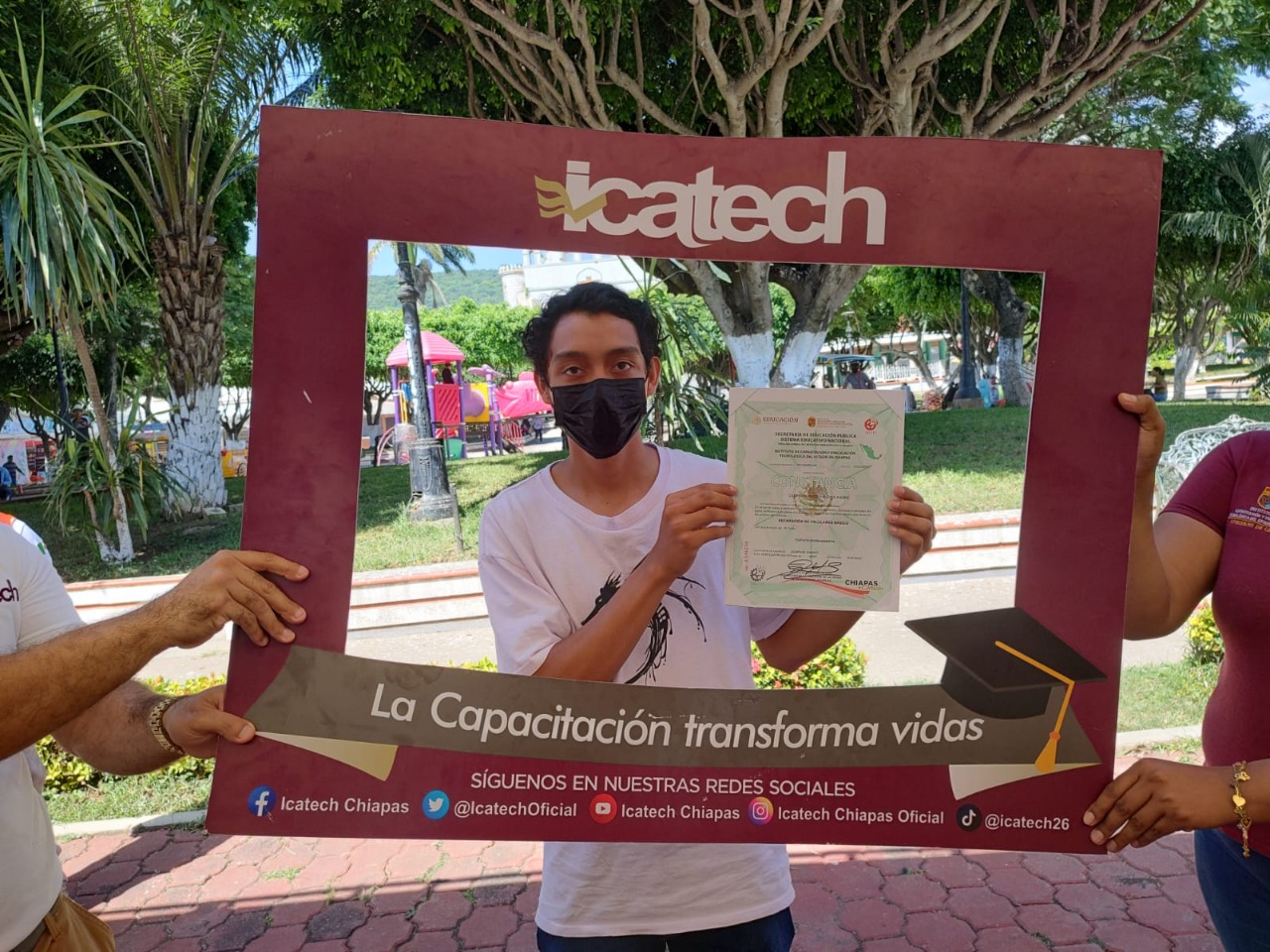 Entrega ICATECH constancias de capacitación en Ocozocoautla y Cintalapa